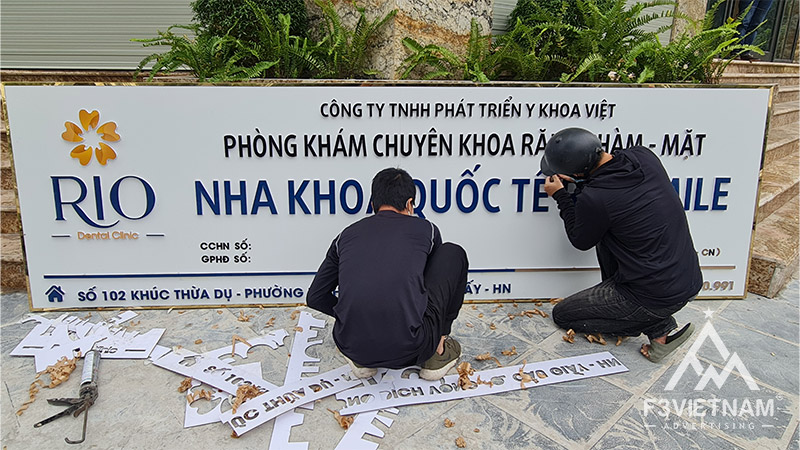 Thi công biển mặt tiền phòng khám nha khoa RIO