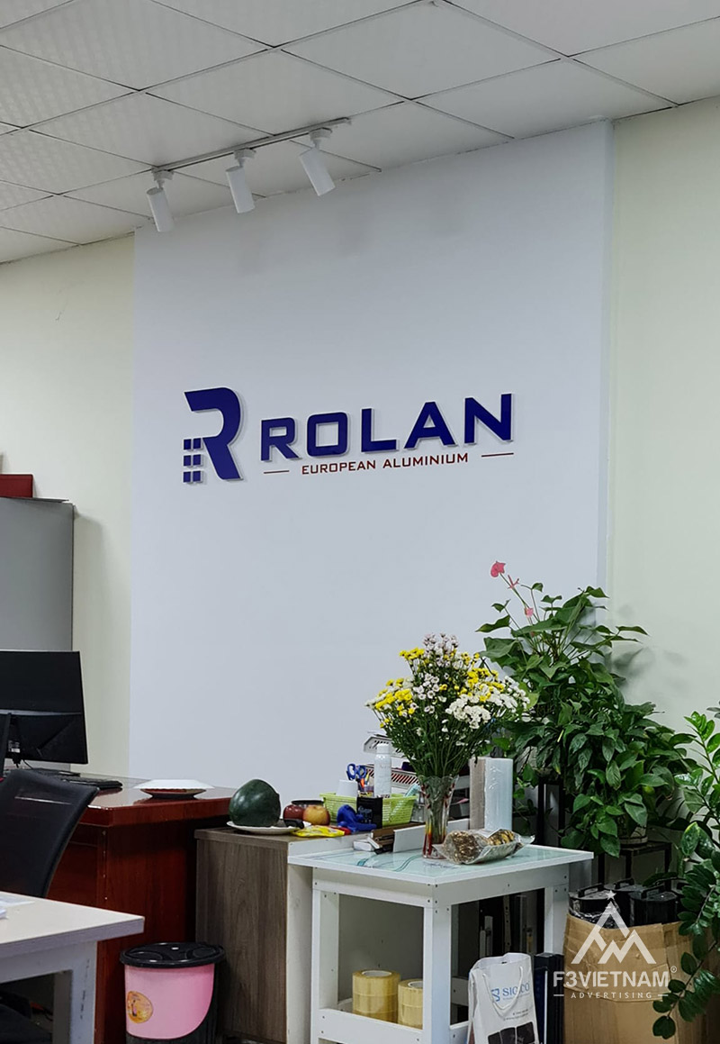 Logo backdrop văn phòng nhà máy nhôm ROLAN
