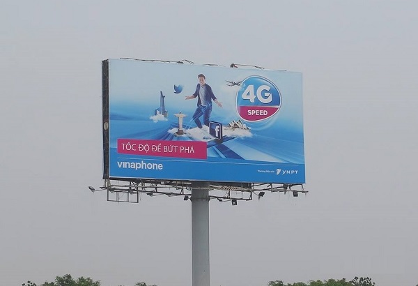 Biển quảng cáo tấm lớn trên cao tốc
