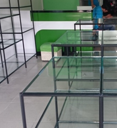 làm kệ trưng bày trong shop đẹp