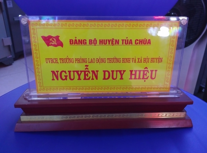 Làm biển chức danh để bàn chất lượng tại Hà Nội