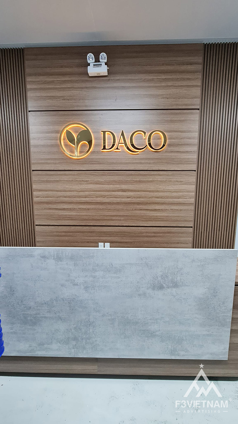 Logo DACO ở quầy lễ tân