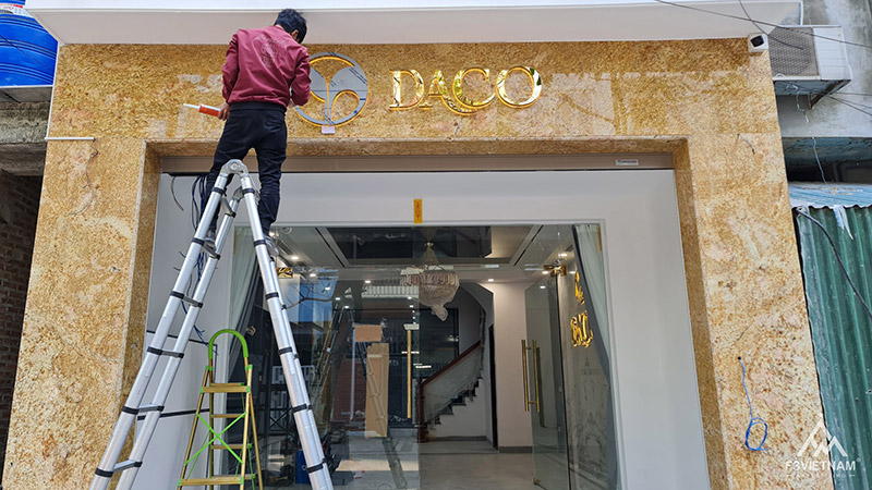 F3 Việt nam thi công Logo DACO ở cửa