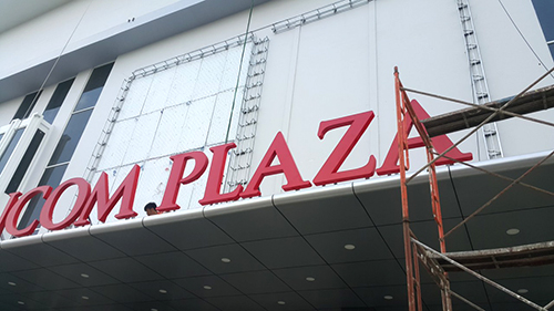 lắp đặt chữ logo vincom plaza