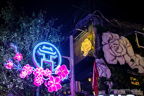 mẫu hoa trang trí cột điện bằng đèn led