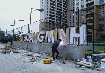 Nên lựa chọn chất liệu gì để làm bảng hiệu quảng cáo bền đẹp giá cả hợp lý ?